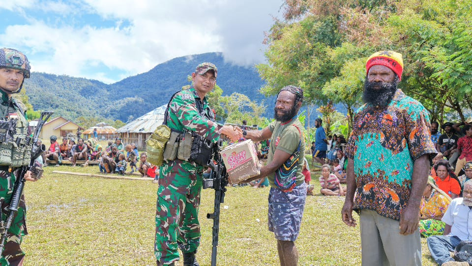 Kodim 1714/Puncak Jaya Peduli Pengungsi dan Salurkan Bantuan Kemanusiaan di Kampung Tirineri