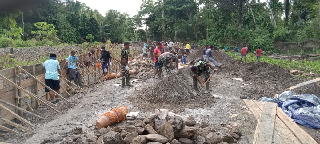 Beginilah Semangat Satgas TMMD 123 Kodim 1510/Sula Dalam Menyelesaikan Pengerjaan Sasaran Fisik