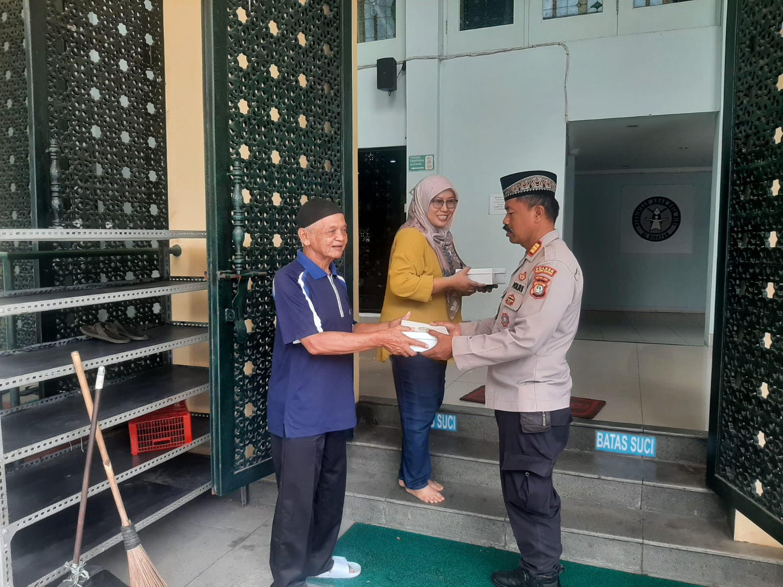 Polres Metro Jakarta Utara dan Polsek Kelapa Gading Gelar Jumat Berkah: Bagikan 100 Paket Nasi untuk Jemaah Masjid Al-Hidayah