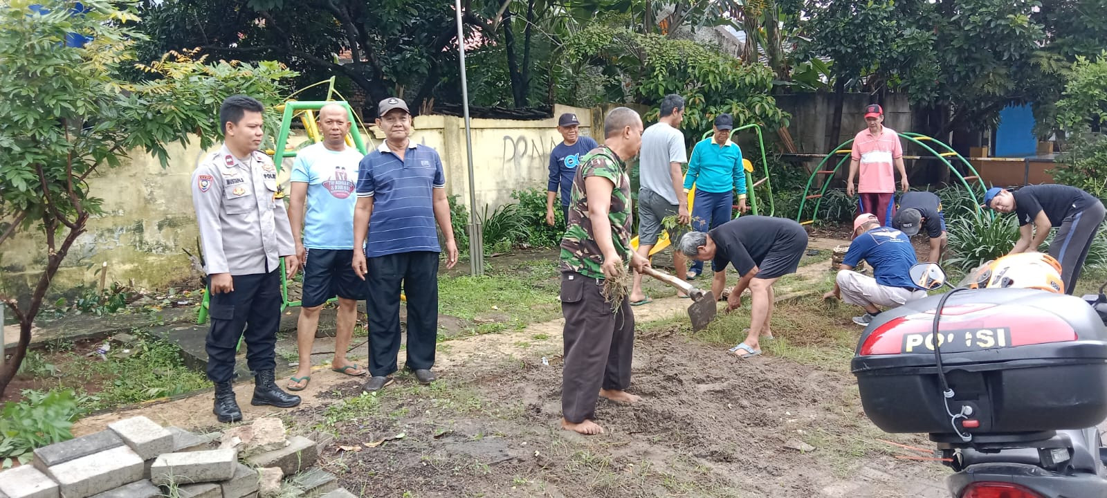 Kerja Bakti di Komplek Danamon, Wujud Sinergi Polisi dan Masyarakat Jaga Kebersihan