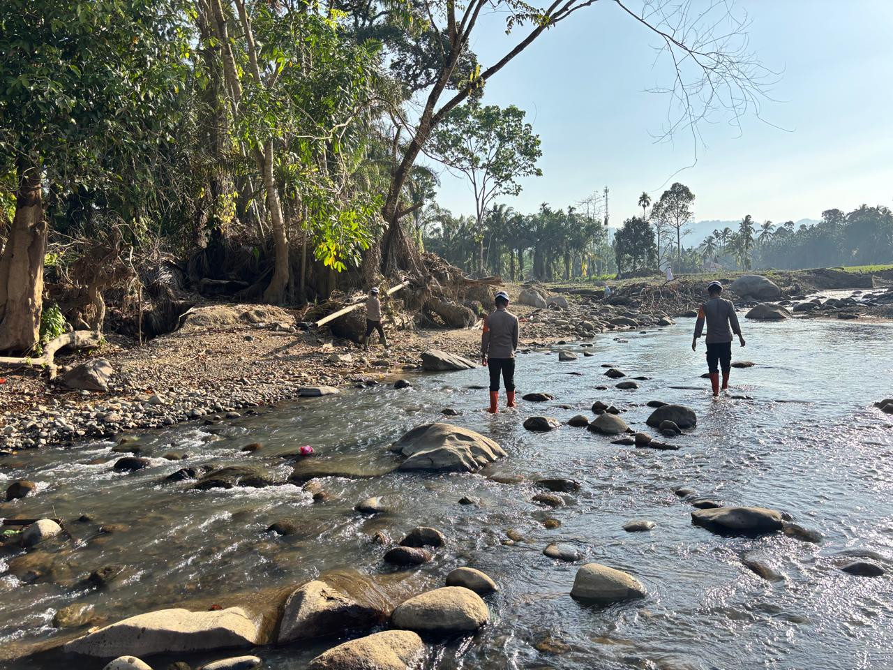 Pulihkan Pasca-Banjir Bandang, Tim SAR Resimen II Pasukan Pelopor Bersihkan Sungai di Agam