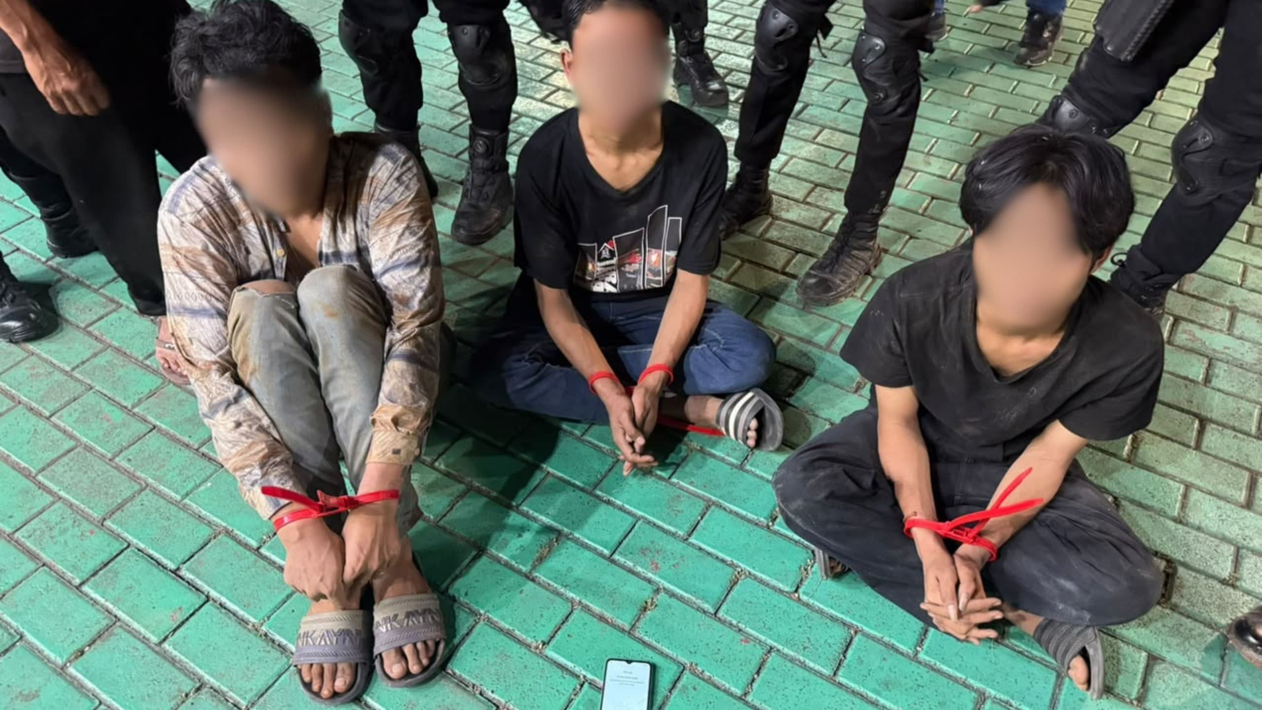 Brimob Polda Metro Jaya Amankan Tiga Pelaku Perampasan di Tomang