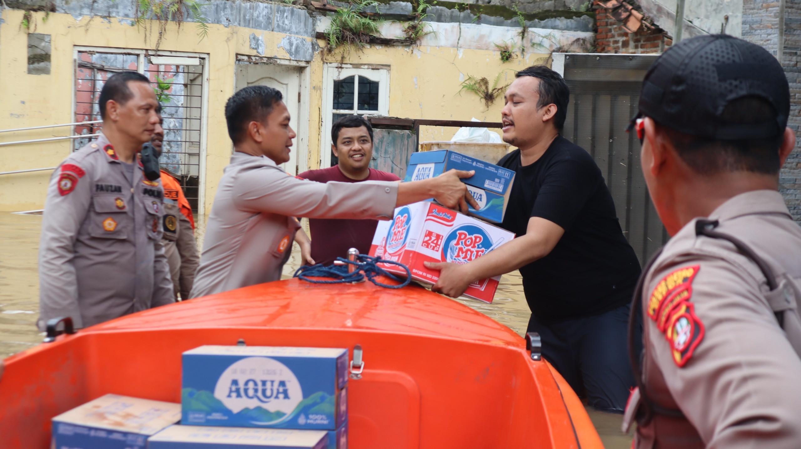 Polri Salurkan Bantuan dan Evakuasi warga terdampak Banjir di Bekasi dan Depok