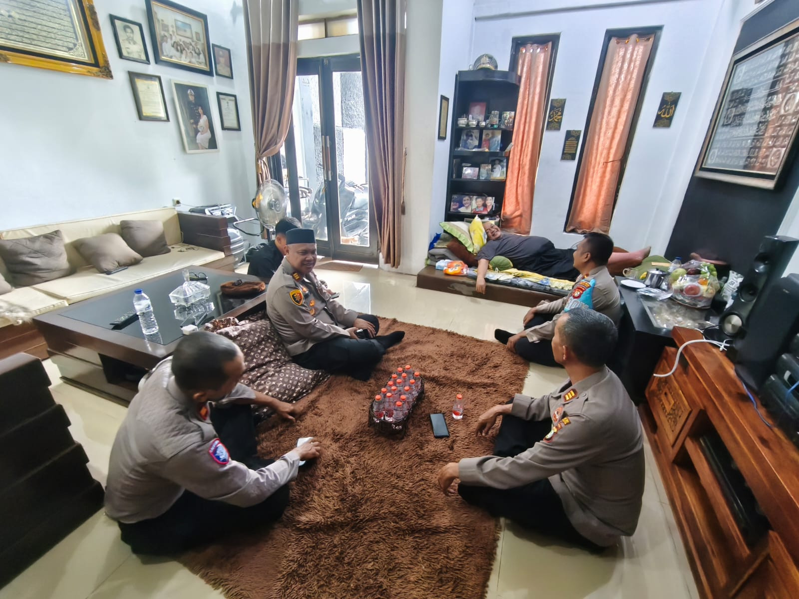 Wujud Peduli dan Empati, Kapolsek Bekasi Barat Jenguk Anggota yang Sakit