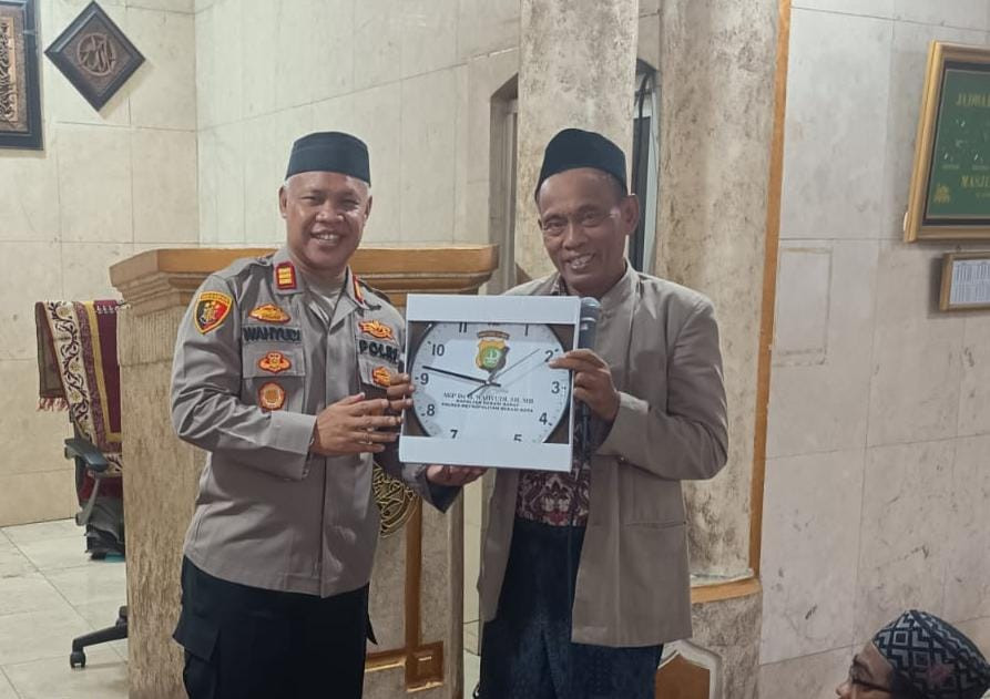 Kapolsek Bekasi Barat Ajak Warga Waspadai Penipuan Online Saat Jumat Keliling di Masjid Nurul Iman