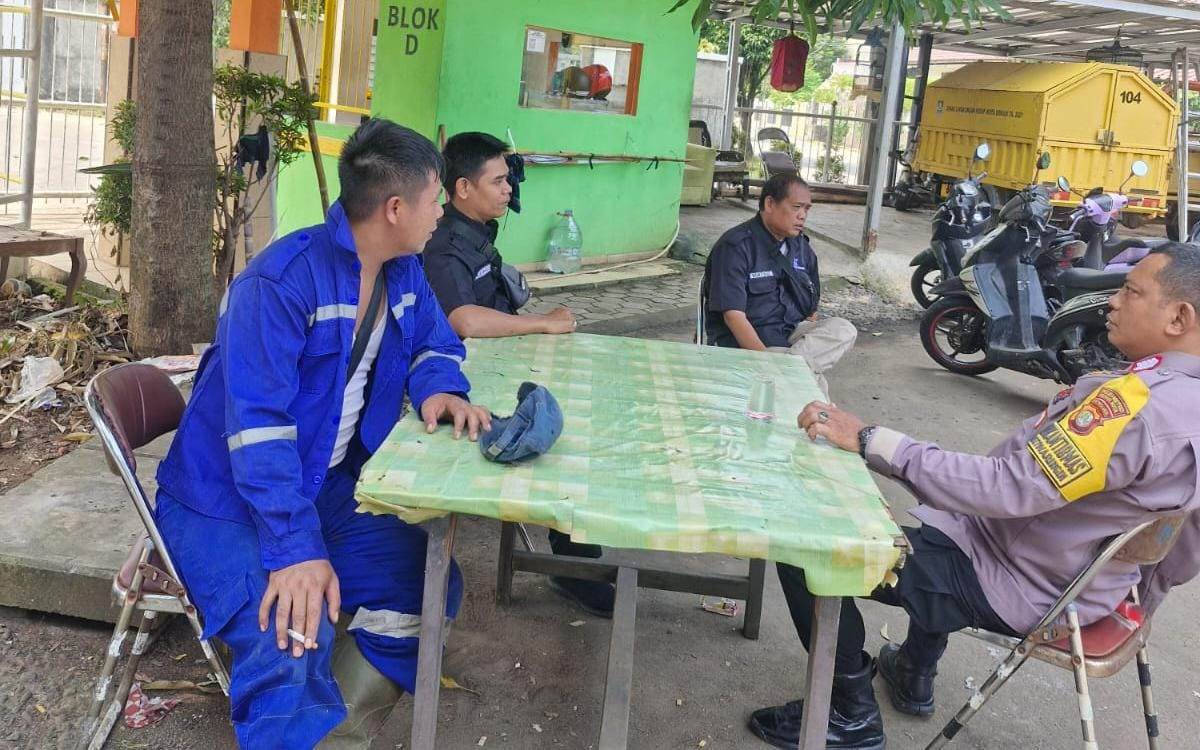 Bhabinkamtibmas Jatiwaringin Gencarkan Sambang dan Patroli Sinergitas, Imbau Warga Waspadai Curanmor dan Bahaya Judi Online