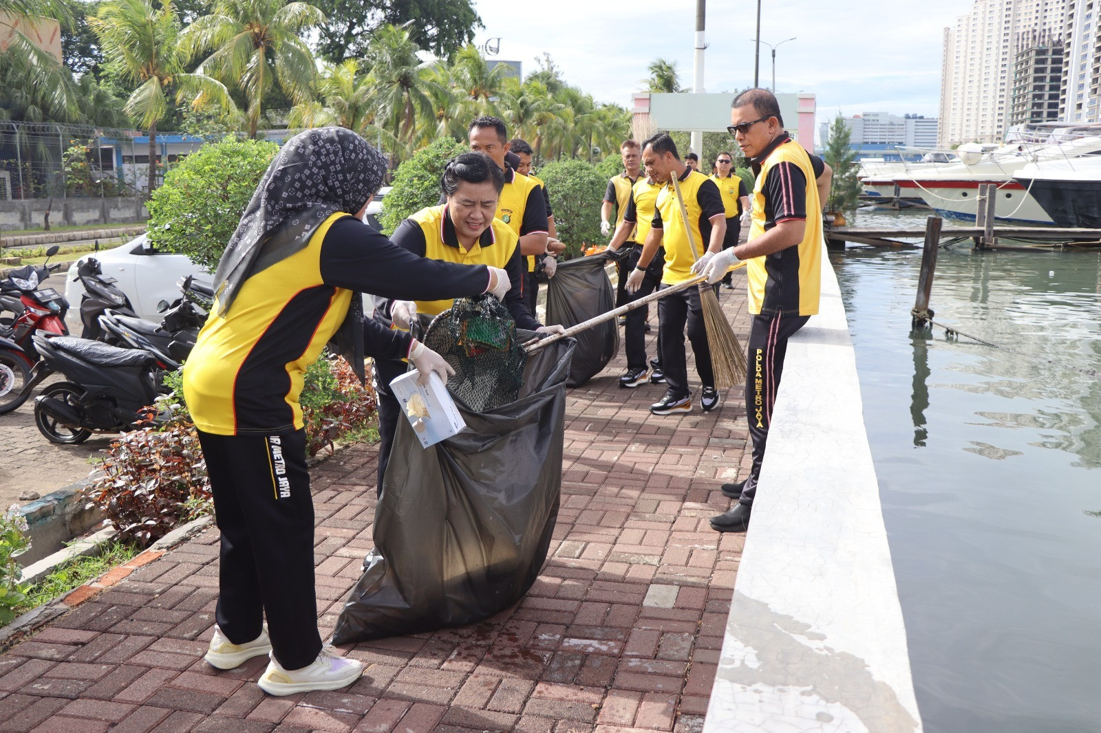 Polres Kepulauan Seribu Aksi Nyata! Kapolres Pimpin Korve Bersihkan Laut dan Dermaga Marina Ancol