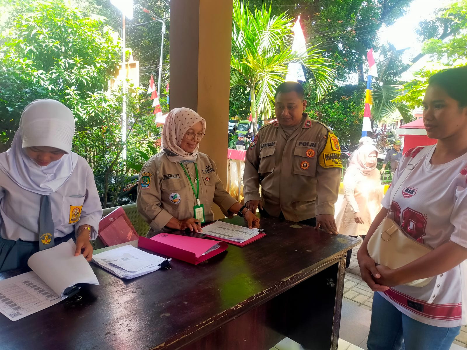 Pastikan Penyaluran Tepat Sasaran, Polisi Jatiasih Kawal Pembagian Bansos Beras Kemensos