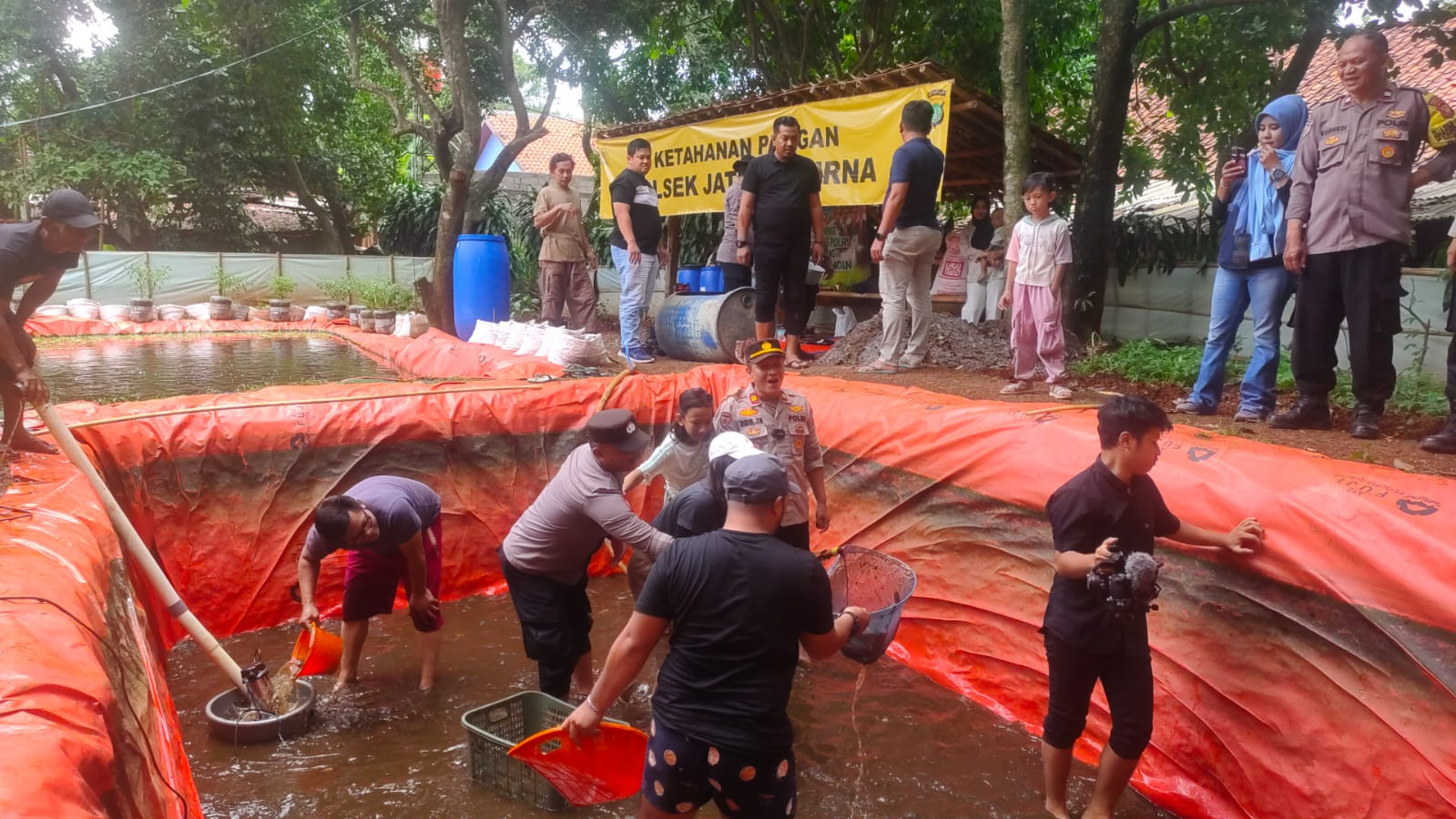 Kapolsek Jatisampurna Bagikan Ikan Lele Hasil Panen, Wujudkan Ketahanan Pangan di Bekasi