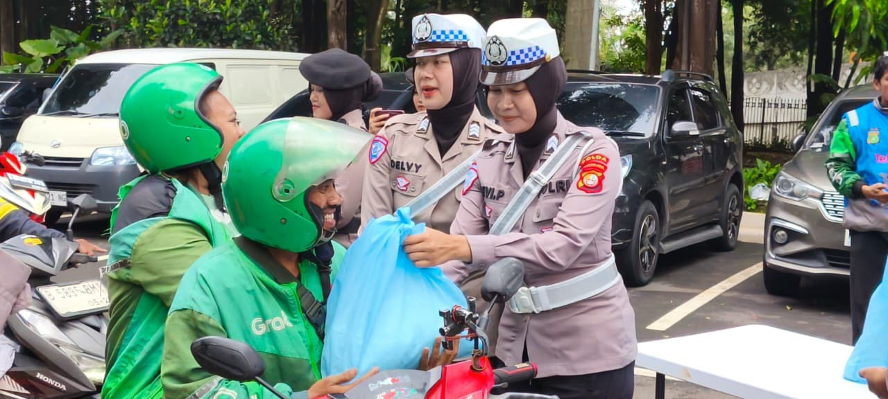 Polda Metro Jaya Gelar Jumat Peduli, Bagikan Bantuan untuk Pengemudi Ojol