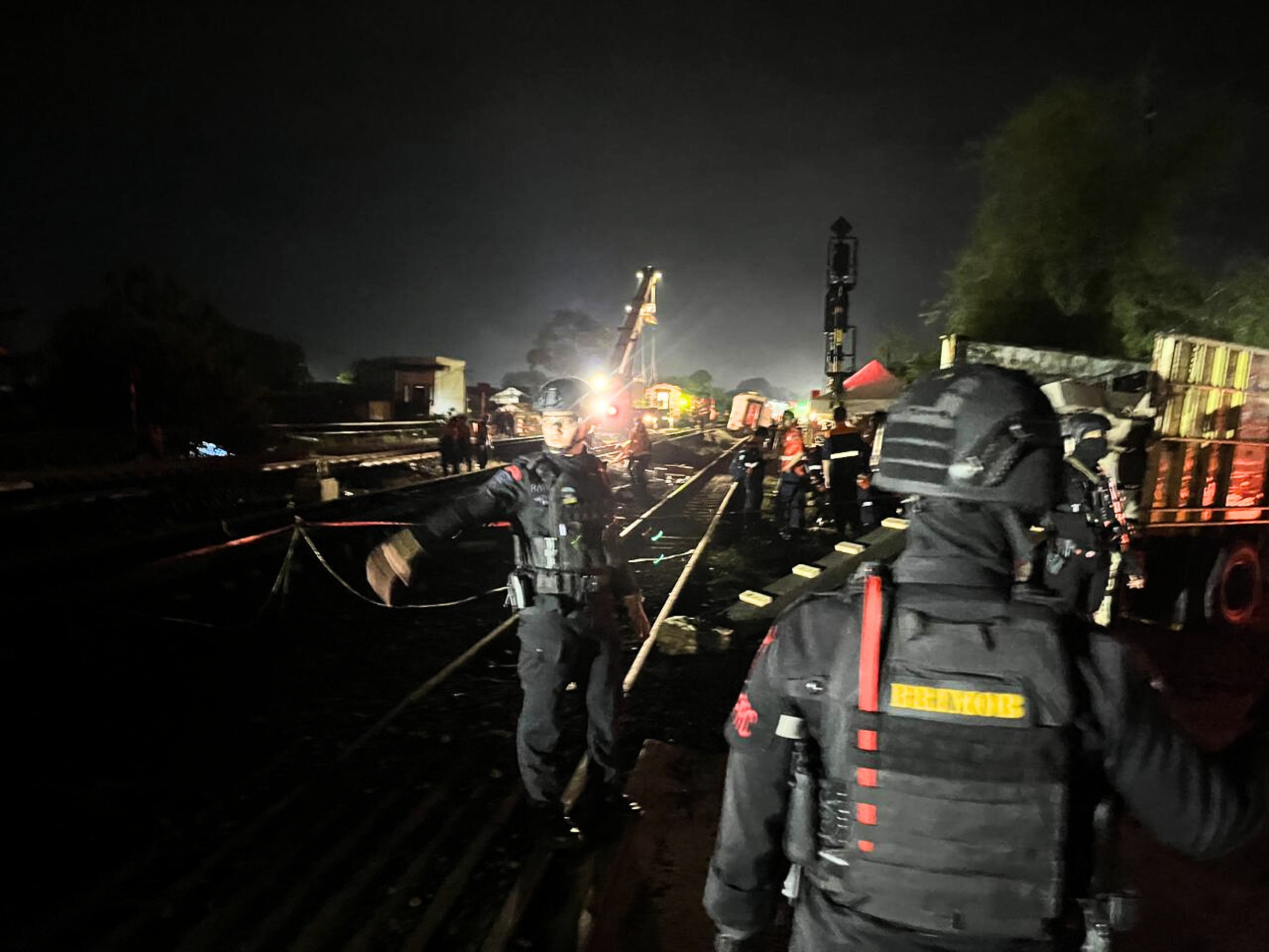 Brimob Polda Metro Jaya Amankan Lokasi Kereta Anjlok di Kedung Waringin, Bekasi