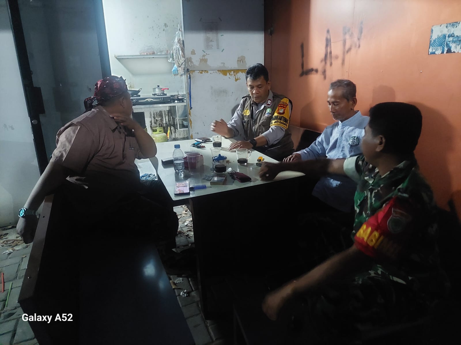 Sinergi TNI-Polri di Bekasi: Patroli Malam di Jatirahayu, Warga Diimbau Waspada Curanmor dan Bahaya Judi Online