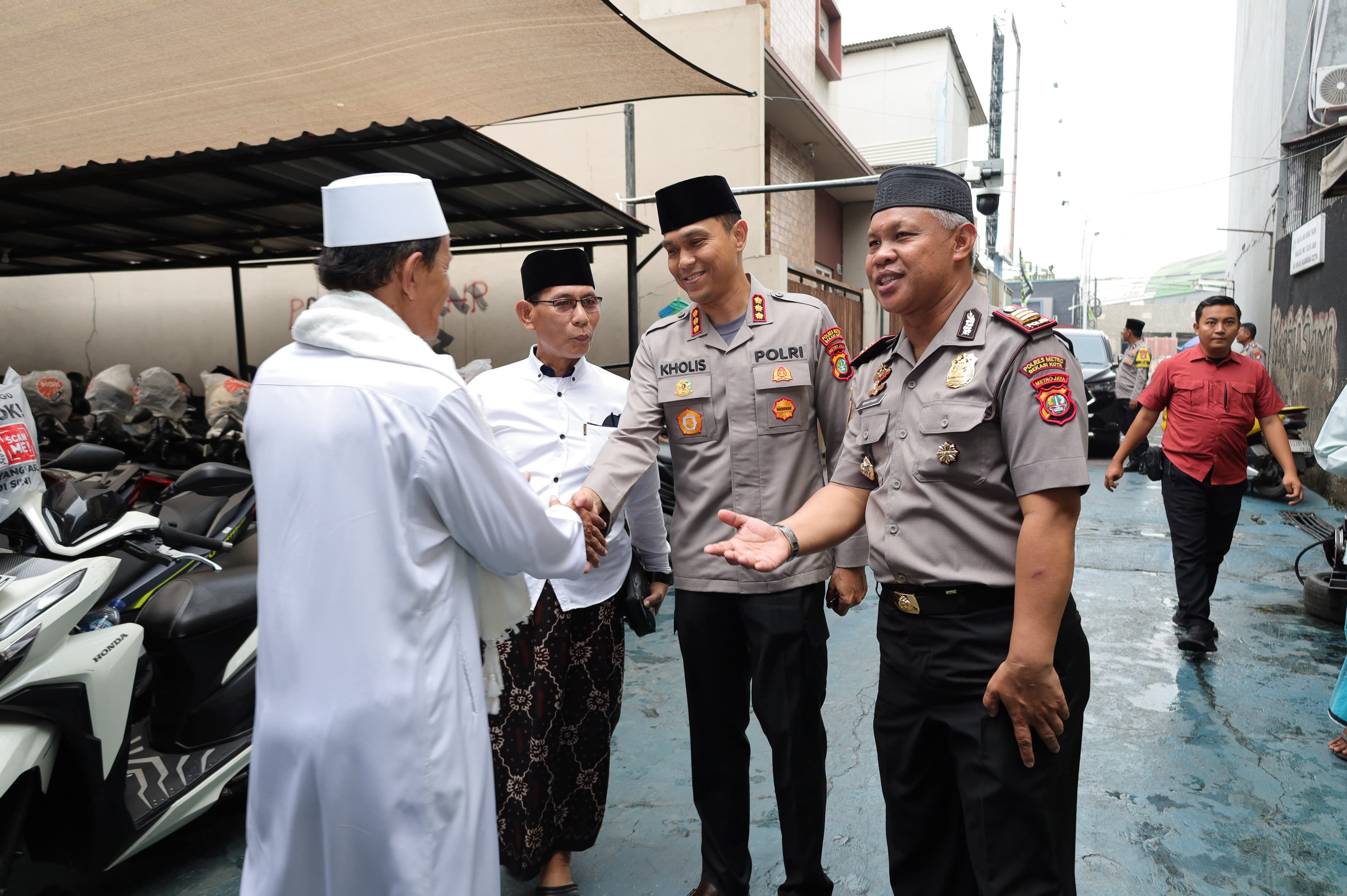 Polisi Hadir di Tengah Umat, Kapolres Metro Bekasi Kota Pererat Silaturahmi Lewat Sholat Jumat Bersama Warga Jatibening
