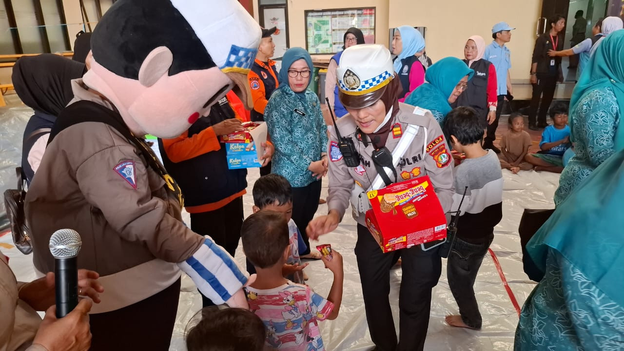 Ditlantas Polda Metro Jaya bersama Polres Metro Jakarta Pusat Gelar Trauma Healing untuk Korban Kebakaran di Kebon Kosong