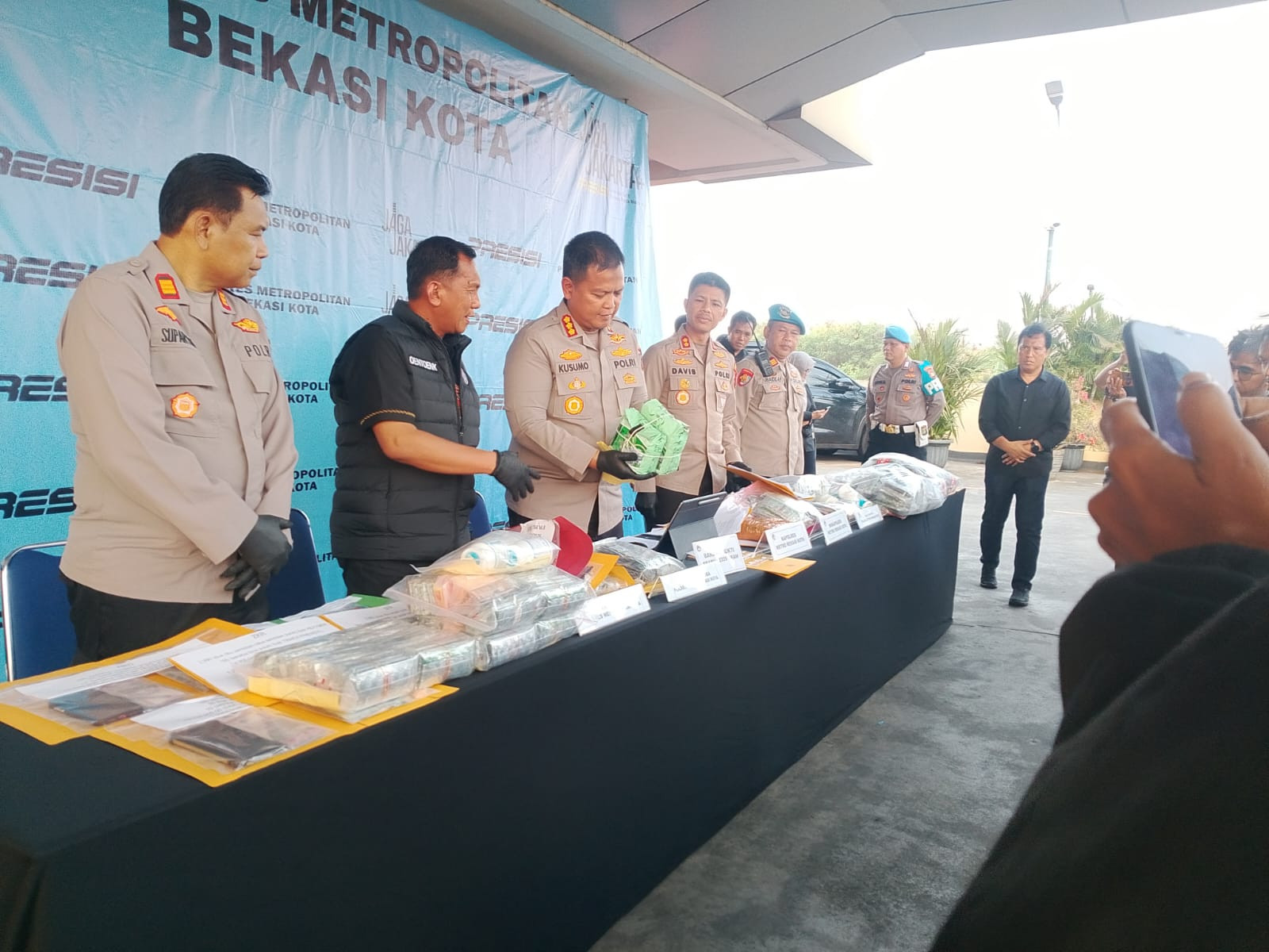 Satresnarkoba Polres Metro Bekasi Kota Tangkap Jaringan Pengedar Sabu, Sita 2 Kilogram Barang Bukti Diamankan