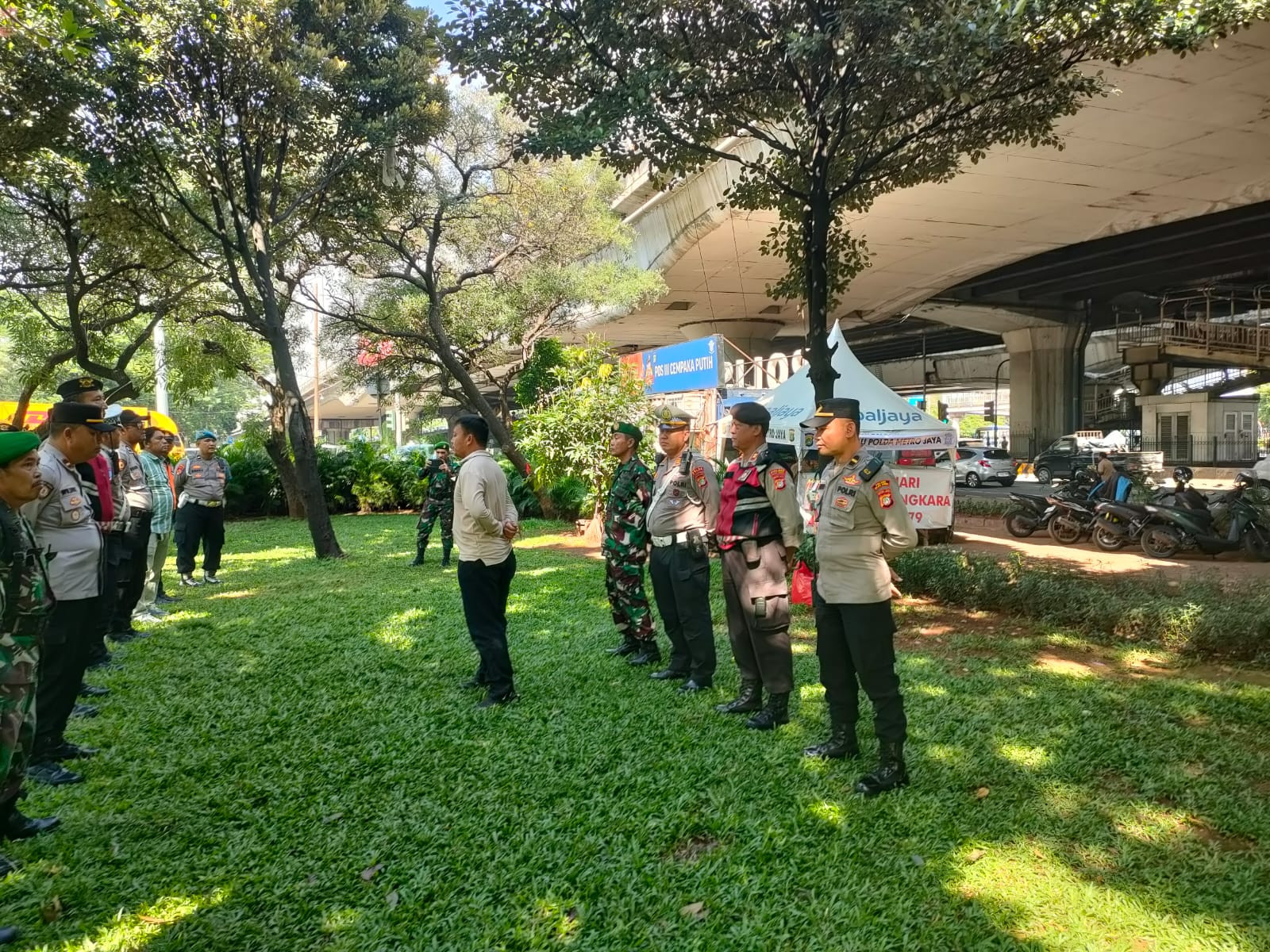 Polisi dan TNI Gelar Apel Pengamanan Keberangkatan Massa Buruh di Kelapa Gading