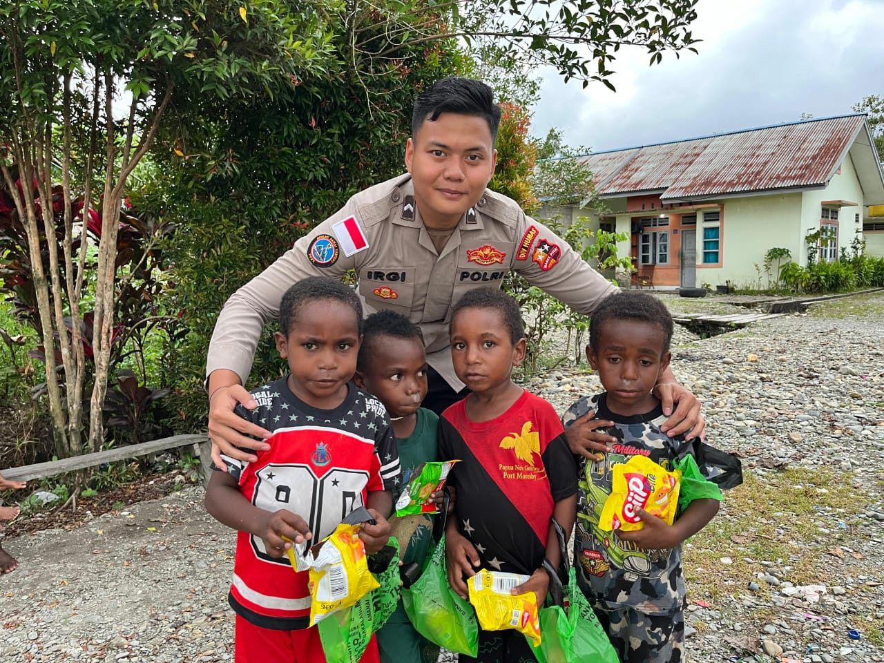 Momen Harmonis Personel Satgas Ops Damai Cartenz Bersama Masyarakat dan Anak-Anak di Mimika