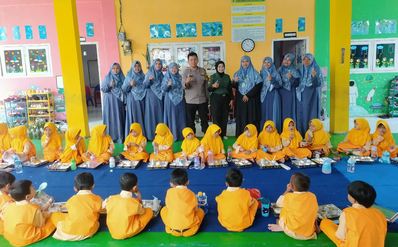 Polsek Jatiasih Kawal Penyaluran Makan Bergizi Gratis bagi Ratusan Siswa SD di Jatisari