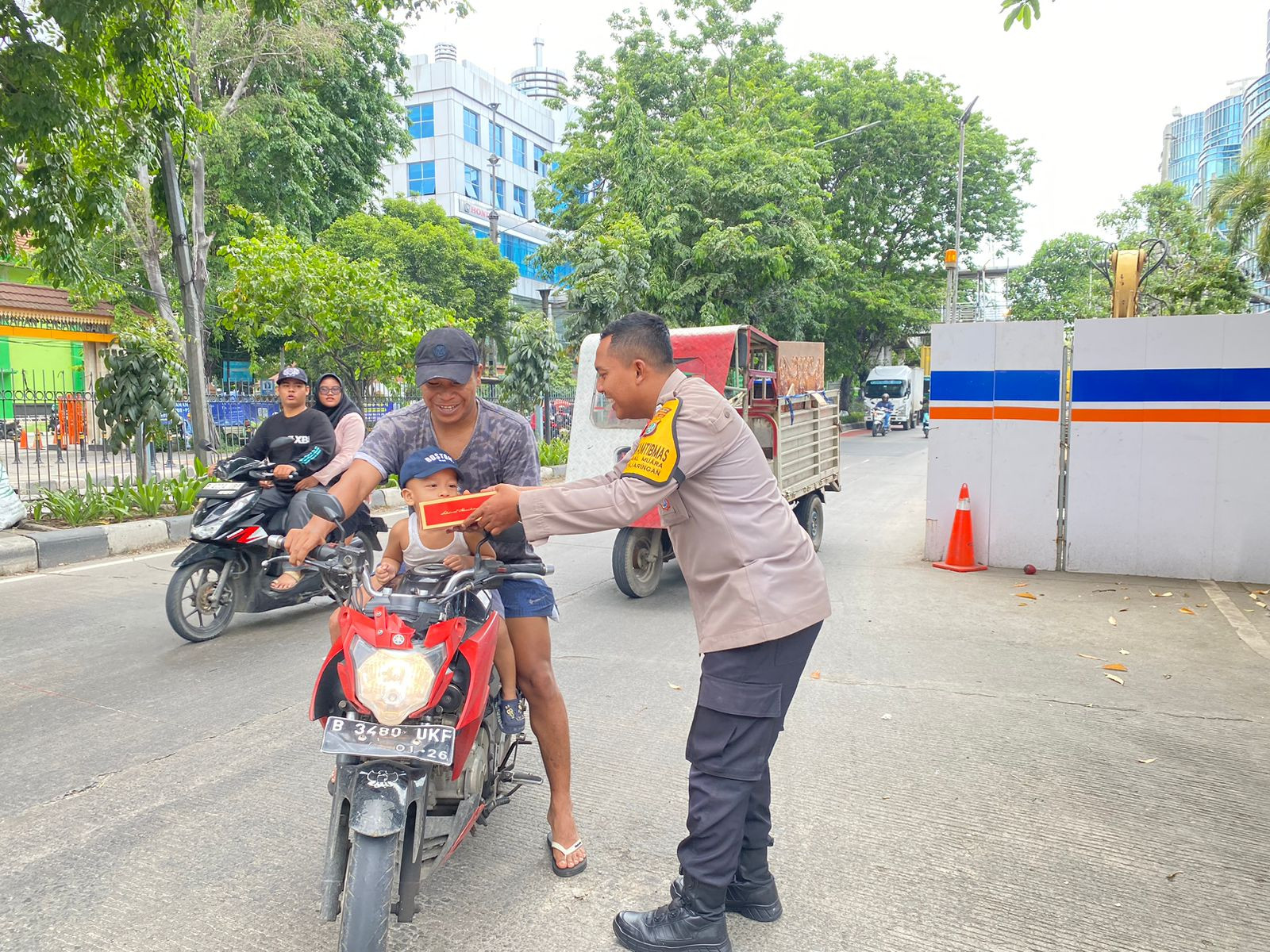 Polsek Metro Penjaringan Gelar Jumat Berkah, Wujud Kepedulian dan Kedekatan Polri dengan Masyarakat