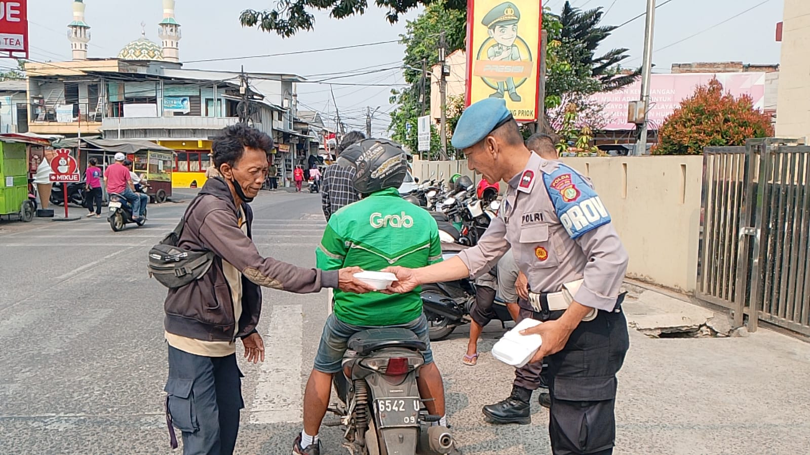 Jumat Peduli, Polsek Tanjung Priok Bagikan 25 Bungkus Nasi kepada Warga