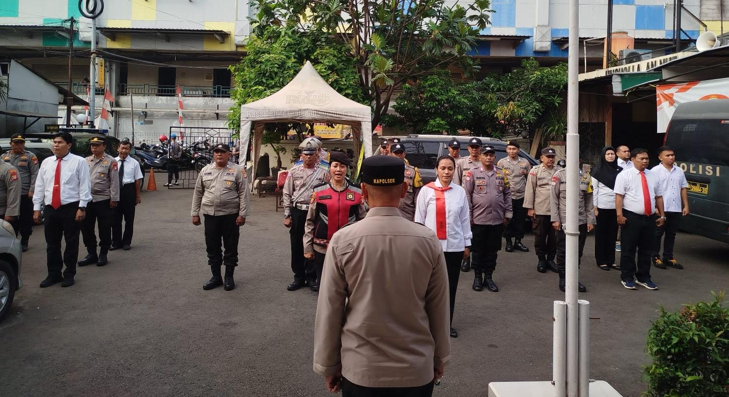 KAPOLSEK PONDOK GEDE TEKANKAN DISIPLIN DAN SEMANGAT PELAYANAN SAAT PIMPIN APEL PAGI