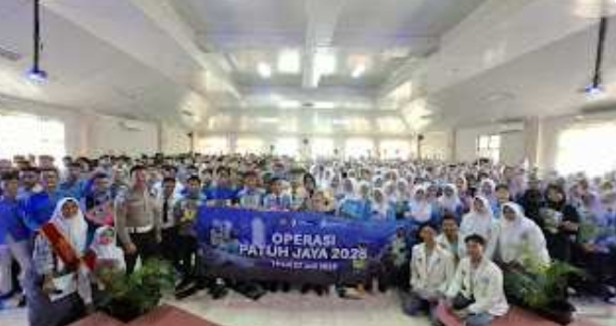Satlantas Polres Metro Bekasi Kota Sosialisasi  Keselamatan Berlalu Lintas di SMA Negeri Kota Bekasi dalam Rangka Operasi Patuh Jaya 2025