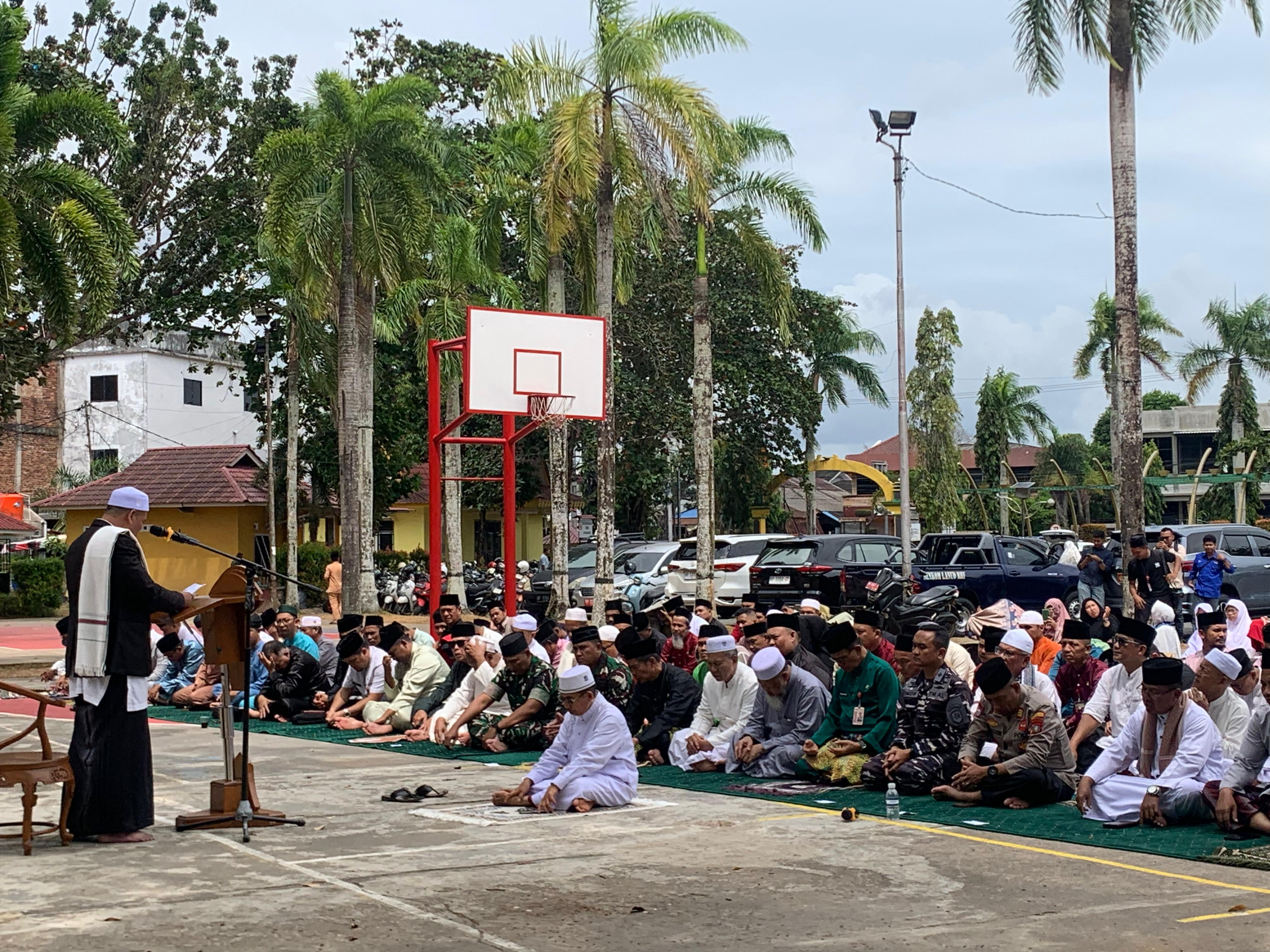 Shalat Istisqa Bersama, Danlanal Bintan dan Warga Tanjungpinang Memohon Hujan Untuk Bumi yang Kering