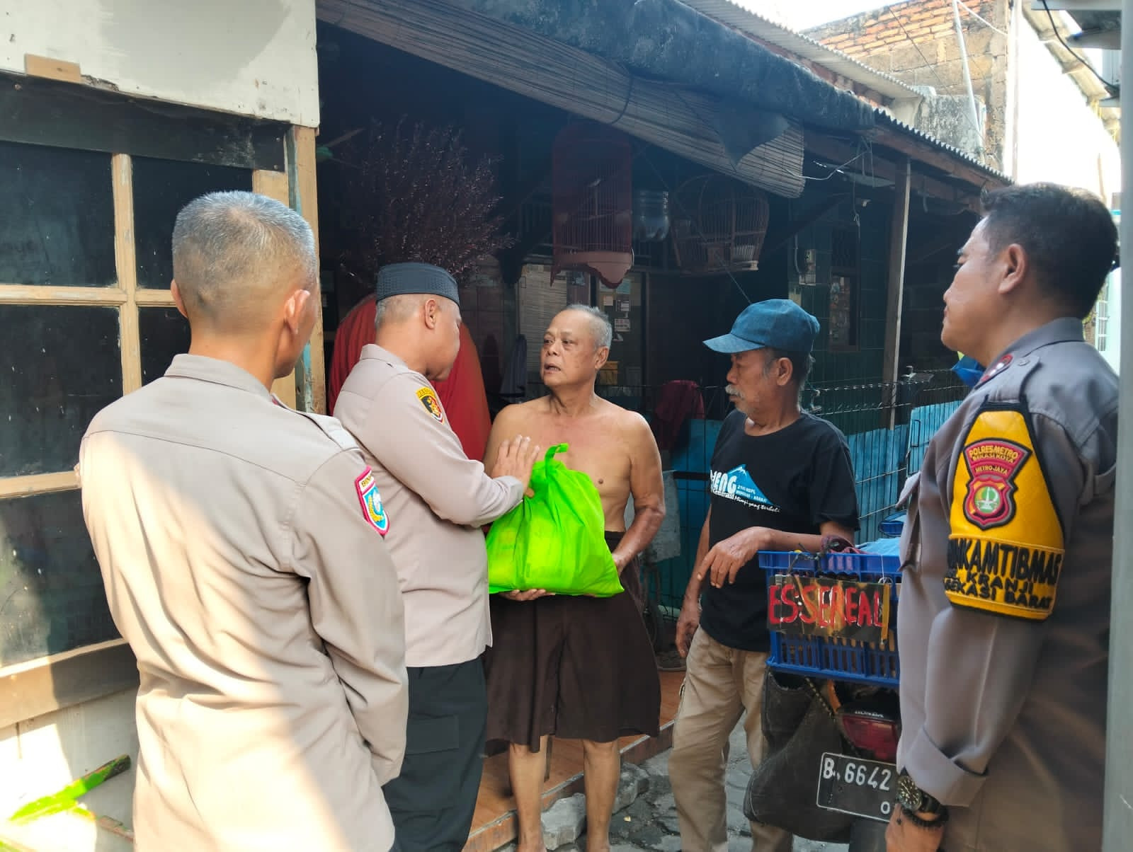 Kapolsek Bekasi Barat Salurkan Bantuan Sembako kepada Warga Sakit dan Lansia di Kranji