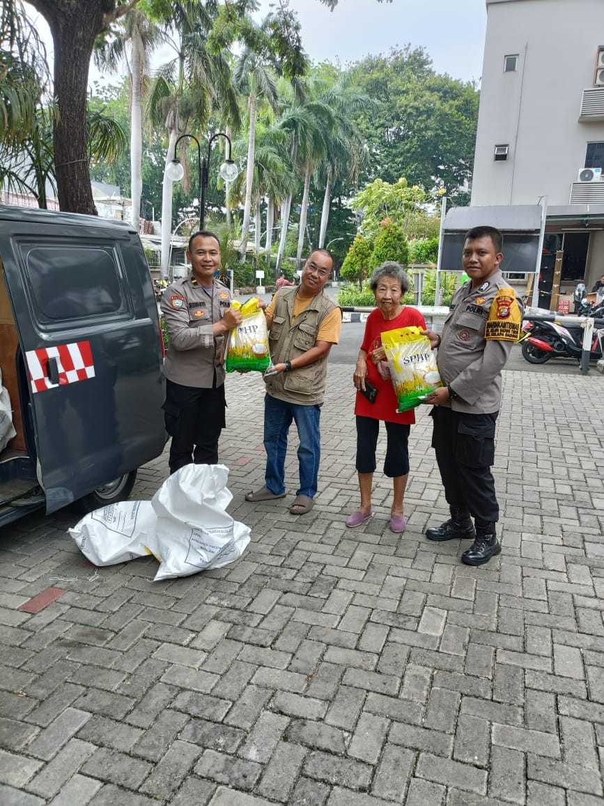 Polsek Kelapa Gading dan Bulog Gelar Gerakan Pangan Murah, Warga Antusias Beli Beras SPHP