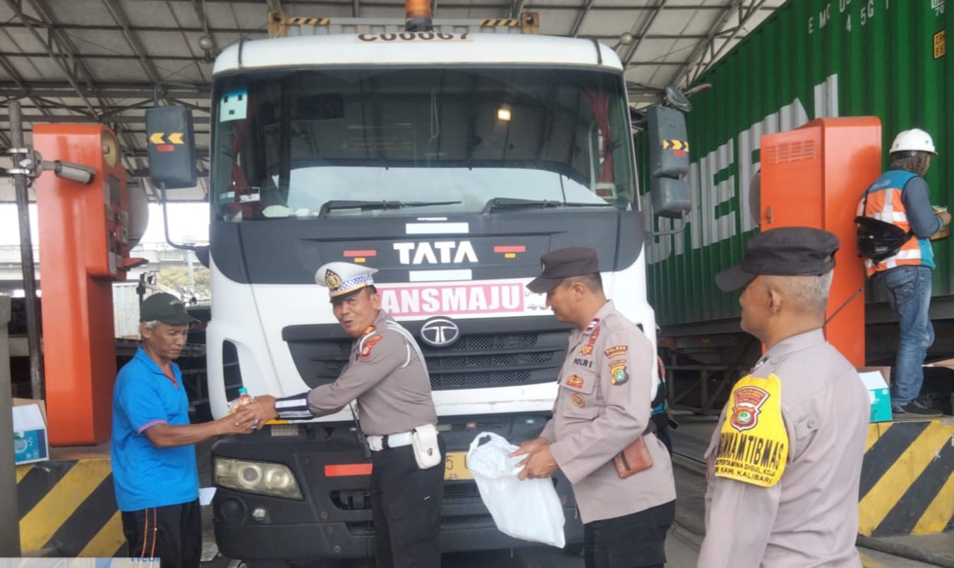 Kanitlantas Bagikan Snack dan Air Mineral kepada Sopir, Saat Antrian Panjang