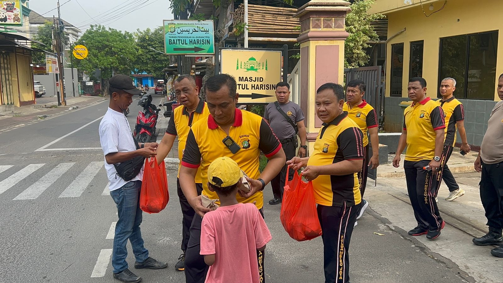 Polsek Koja Gelar Jum’at Berkah, Bagikan Sembako kepada Warga