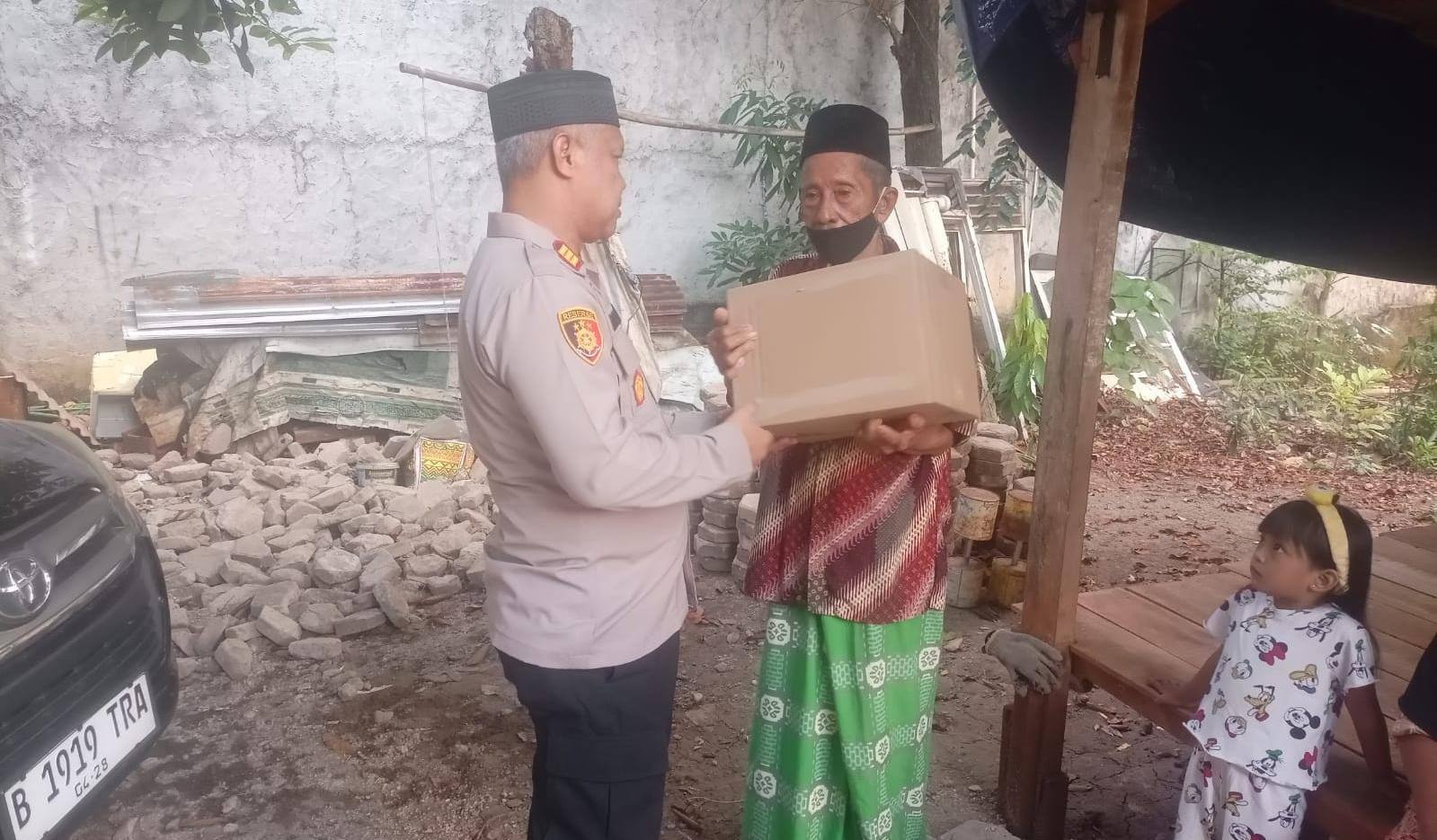 Door to Door Kapolsek Bekasi Barat Berikan Bantuan Paket Sembako kepada Janda Lansia