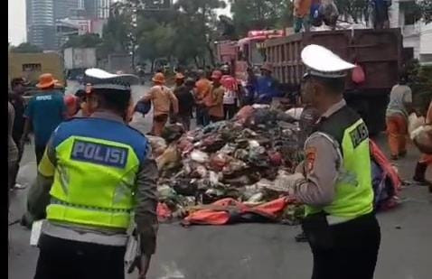 Sigap Penanganan Truk Sampah Melintang Jalan Ahmad Yani Kota Bekasi