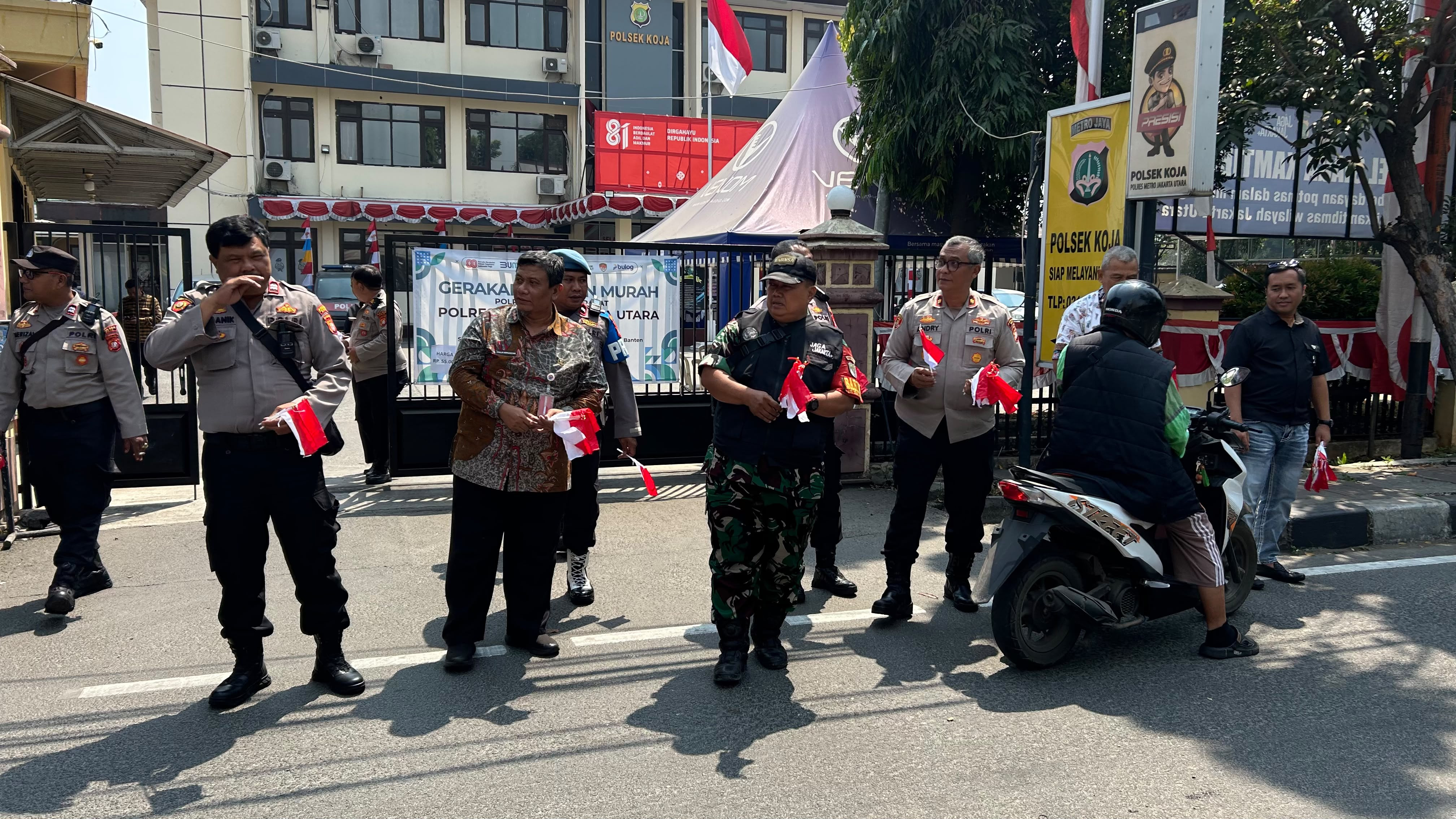 Jelang HUT RI ke-81, Polsek Koja Bersama Tiga Pilar Bagikan 150 Bendera Merah Putih