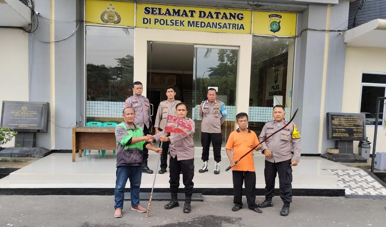 Polsek Medansatria Terima Penyerahan Senjata Tajam dari Pengurus RW 01