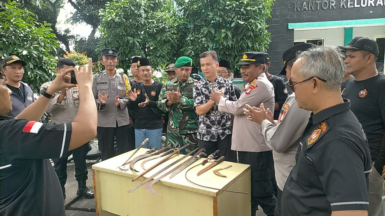 Warga Ciputat Timur Serahkan 11 Senjata Tajam ke Polisi, Upaya Cegah Tawuran Jelang Ramadhan