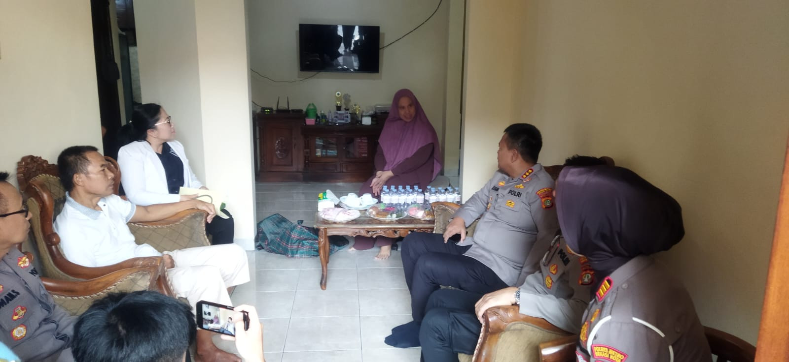 Kapolres Metro Bekasi Kota Laksanakan Anjangsana dan Berikan Bantuan kepada Anggota yang Sakit
