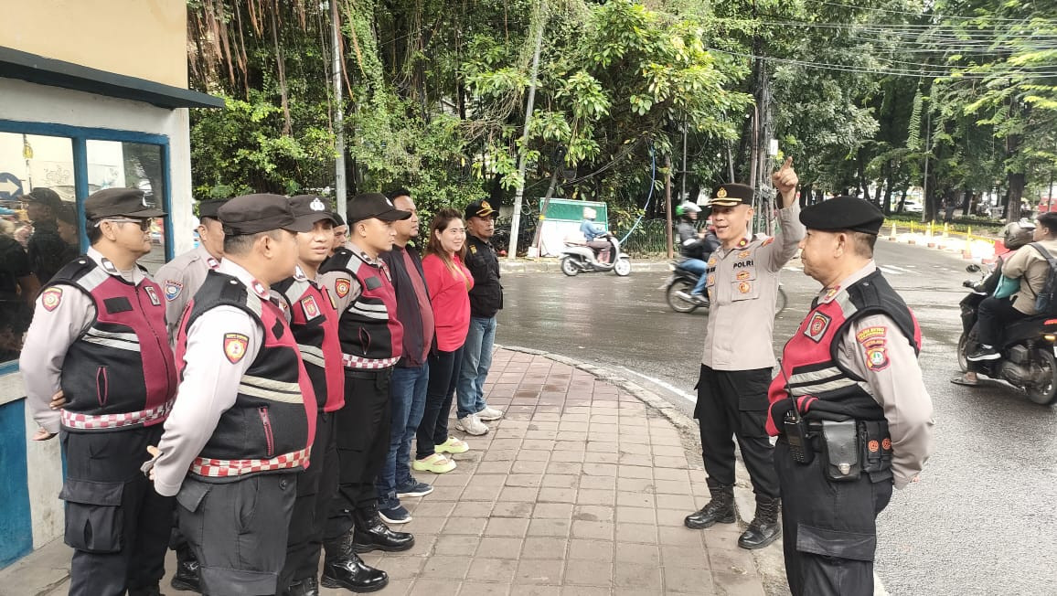 Antisipasi Pergerakan Massa, Polsek Metro Penjaringan Gelar Apel Penyekatan di Jembatan Tiga Pejagalan