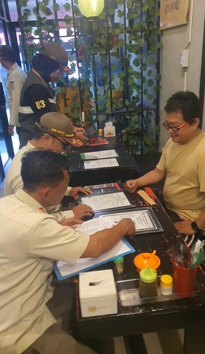 Satpol PP Kecamatan Tanjung Priok Gencarkan Razia Miras, 45 Botol Diamankan dari Warung Ilegal