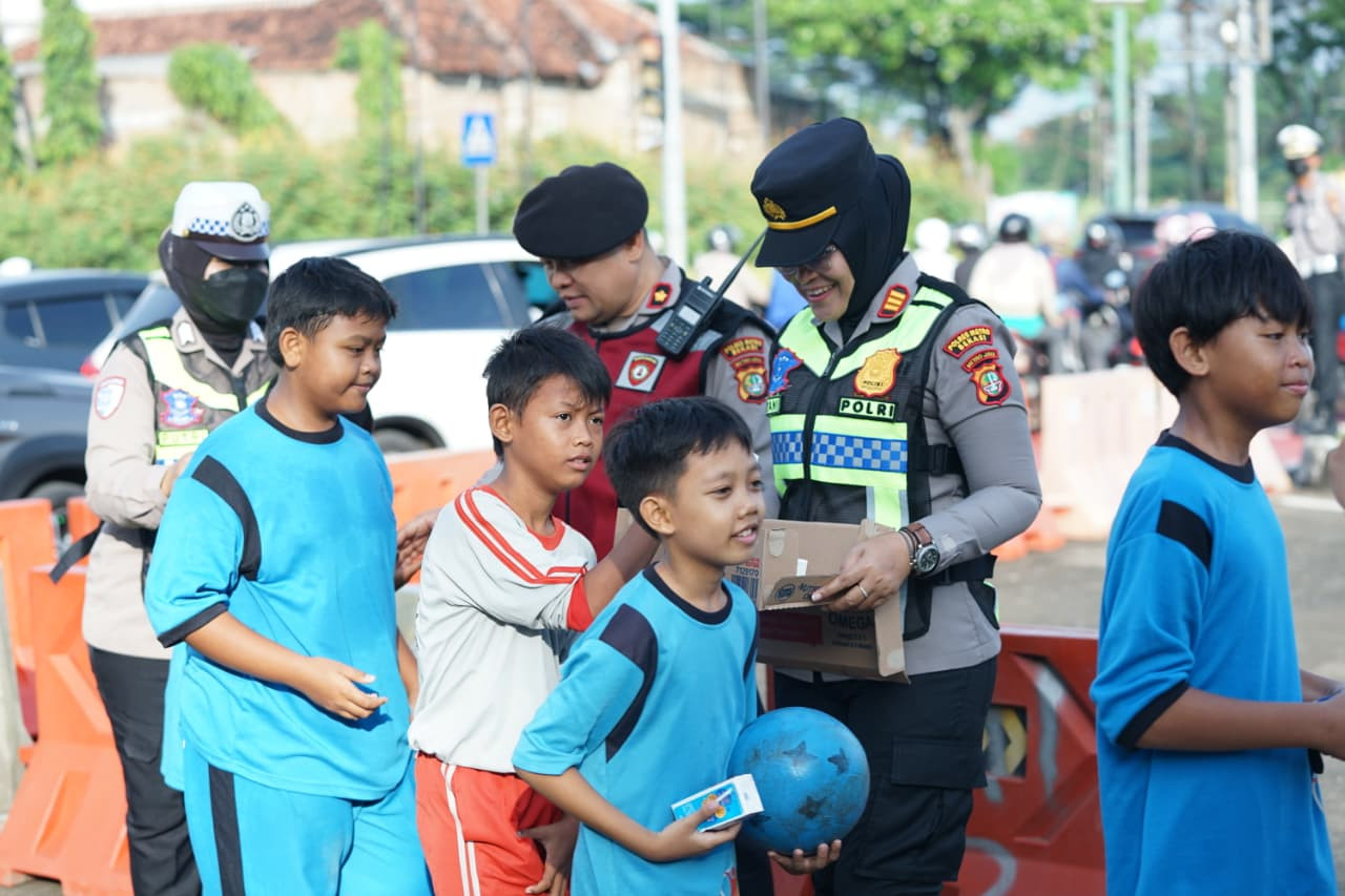 Kapolrestro Bekasi Turun Yanmas, Tertibkan Arus Pagi dan Bagikan Susu untuk Pelajar di TL Jurong