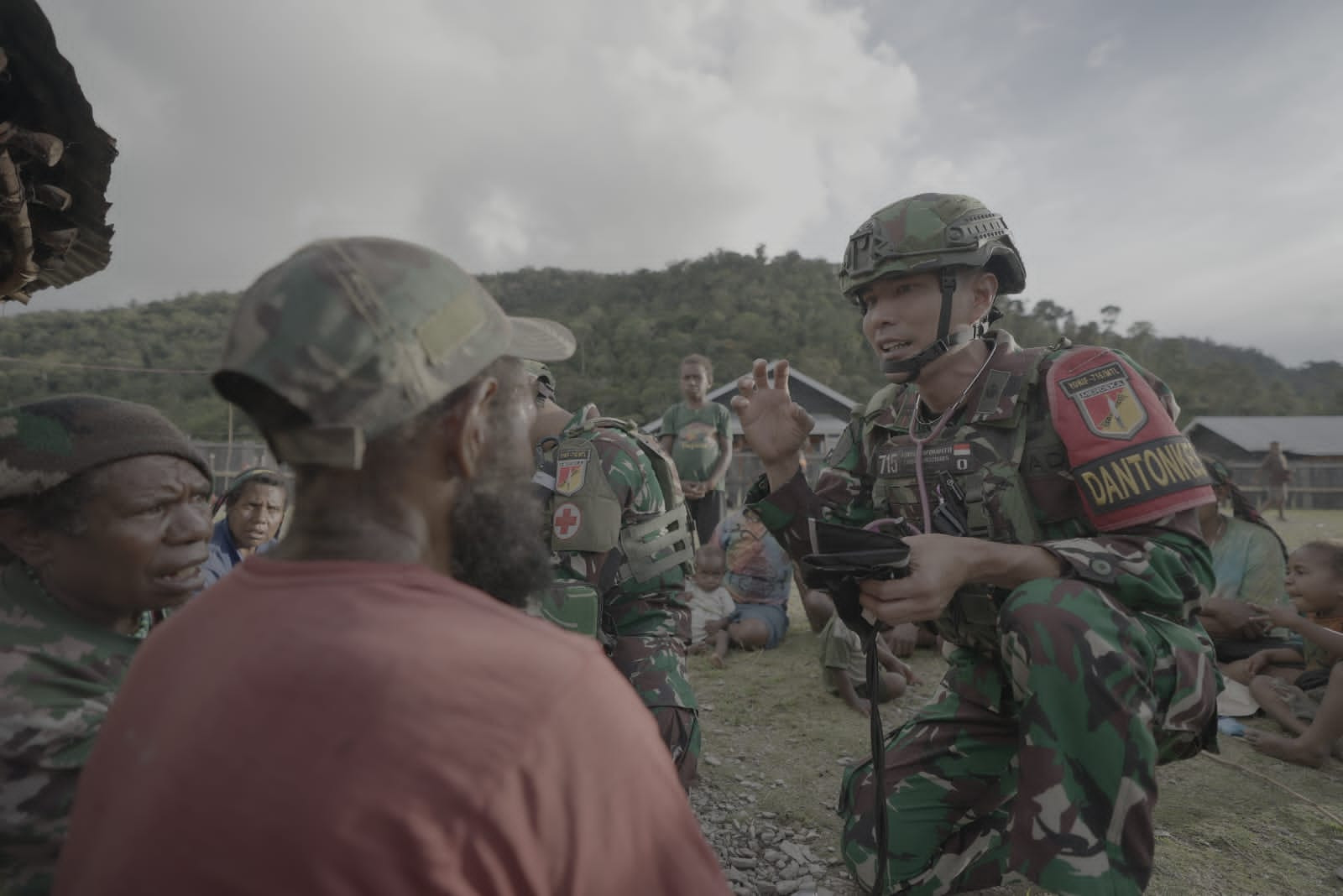 Antara Tugas dan Kemanusiaan, Satgas Yonif 715/Mtl Pastikan Kesehatan Warga Kampung Tirineri
