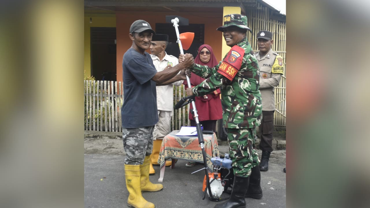 Satgas TMMD Ke-124 Kodim 1501/Ternate Berikan Bantuan Mesin Rumput Kepada Warga