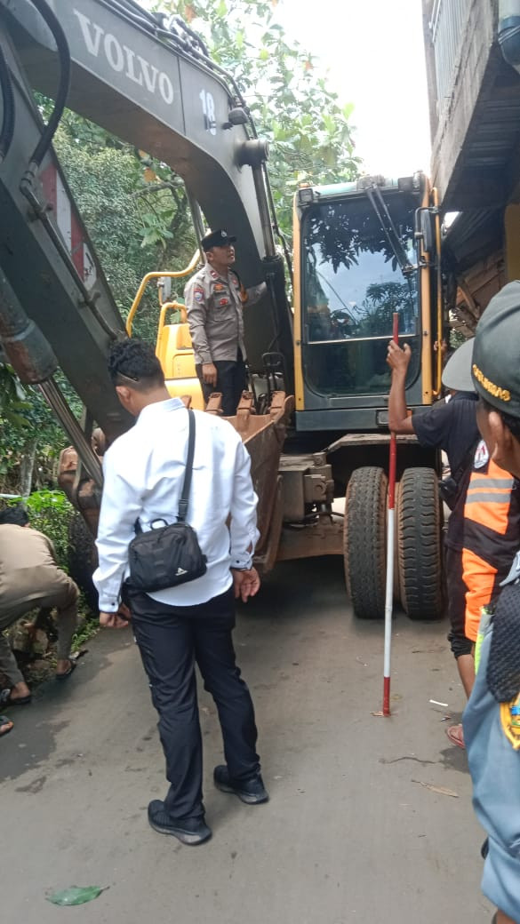Polisi Hadir untuk Masyarakat, Polsek Ciawi Polres Bogor Bantu Evakuasi Rumah Roboh di Desa Ciawi