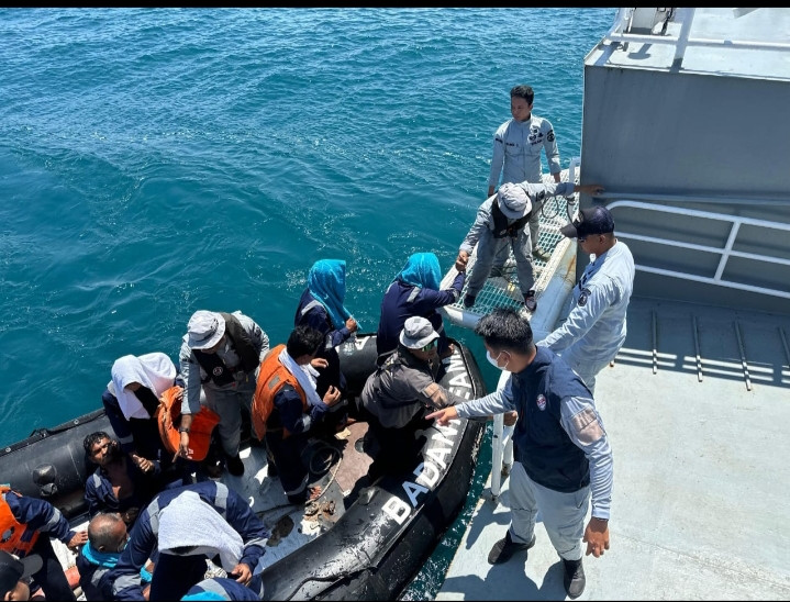 Bakamla RI Evakuasi 14 Korban Kapal Tenggelam di Perairan Utara Berakit