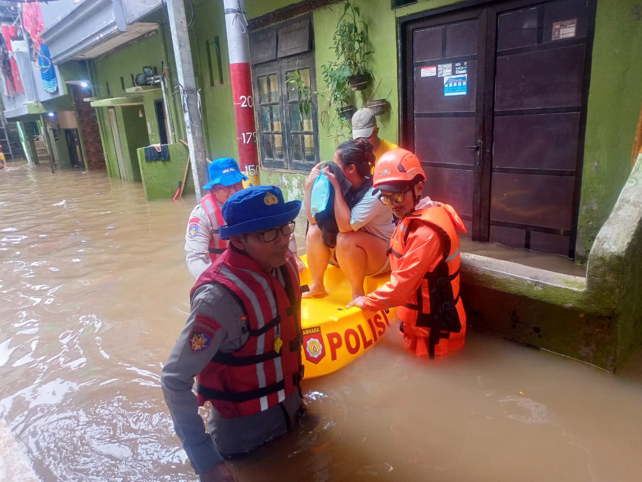 Sigap di Tengah Banjir, Tim SAR Ditpolairud Polda Metro Jaya Evakuasi Warga