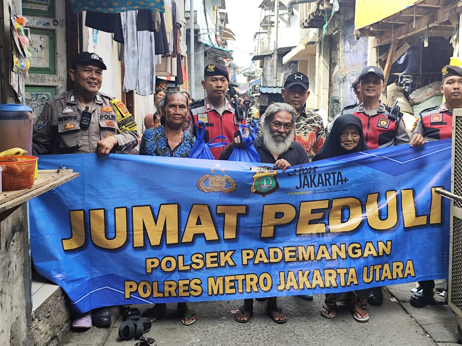 Jumat Peduli, Polsek Pademangan Salurkan Sembako untuk Lansia