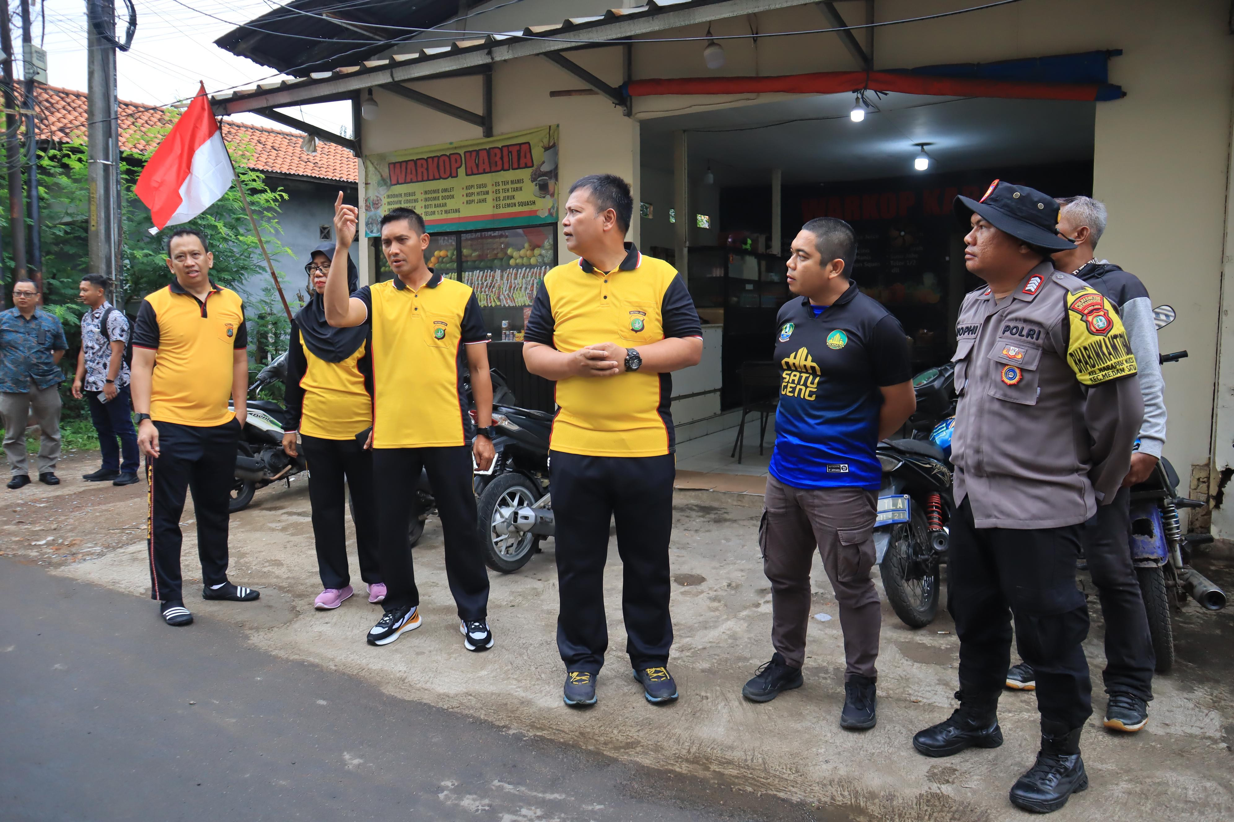 Tiga Pilar Polsek Medan Satria Gelar Bakti Sosial dan Pemasangan Bendera Merah Putih di Kelurahan Harapan Mulya di lanjutkan kerja bakti bersama