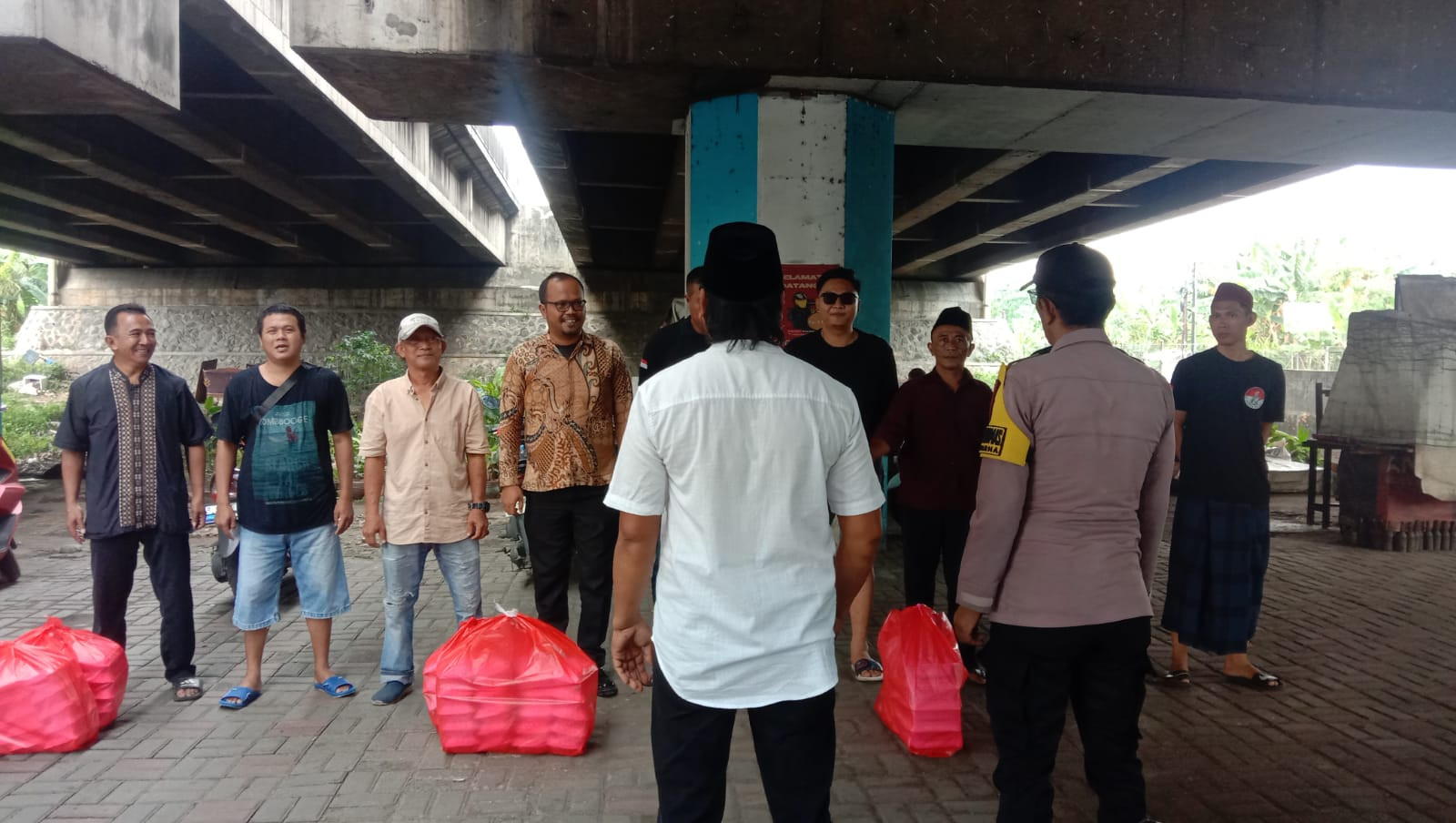 Polsek Pondok Gede dan Pemuda Jatiwarna Berbagi 100 Nasi Kotak di Jalan