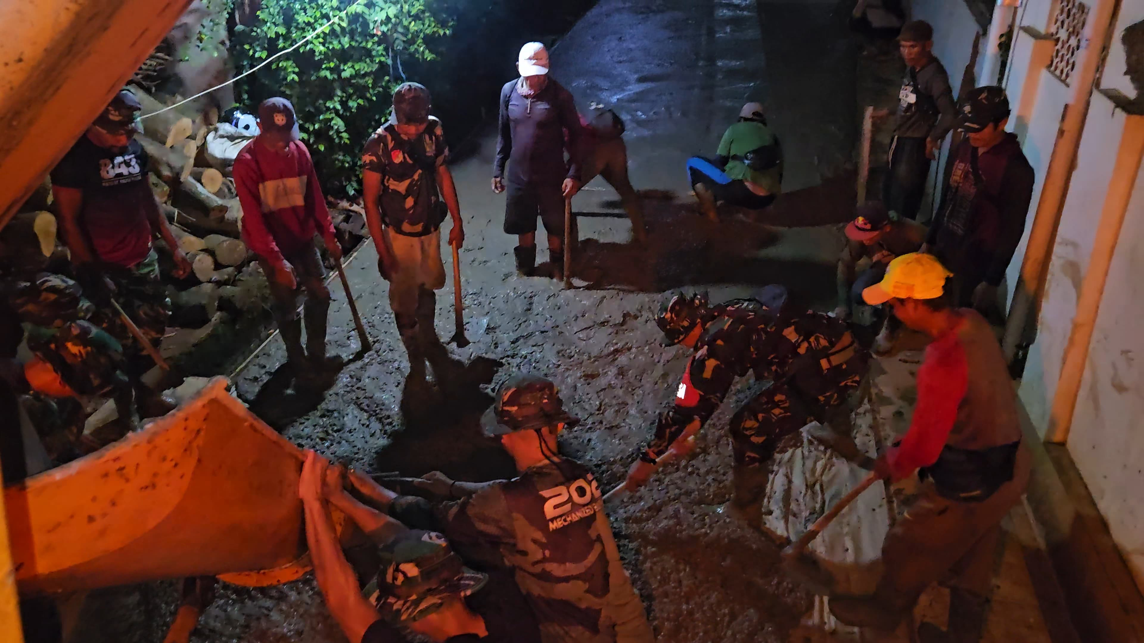 Jelang Penutupan TMMD Ke-128, Satgas dan Warga Kebut Pengecoran Jalan Utama Jl. Simin Gaer Jatirangga