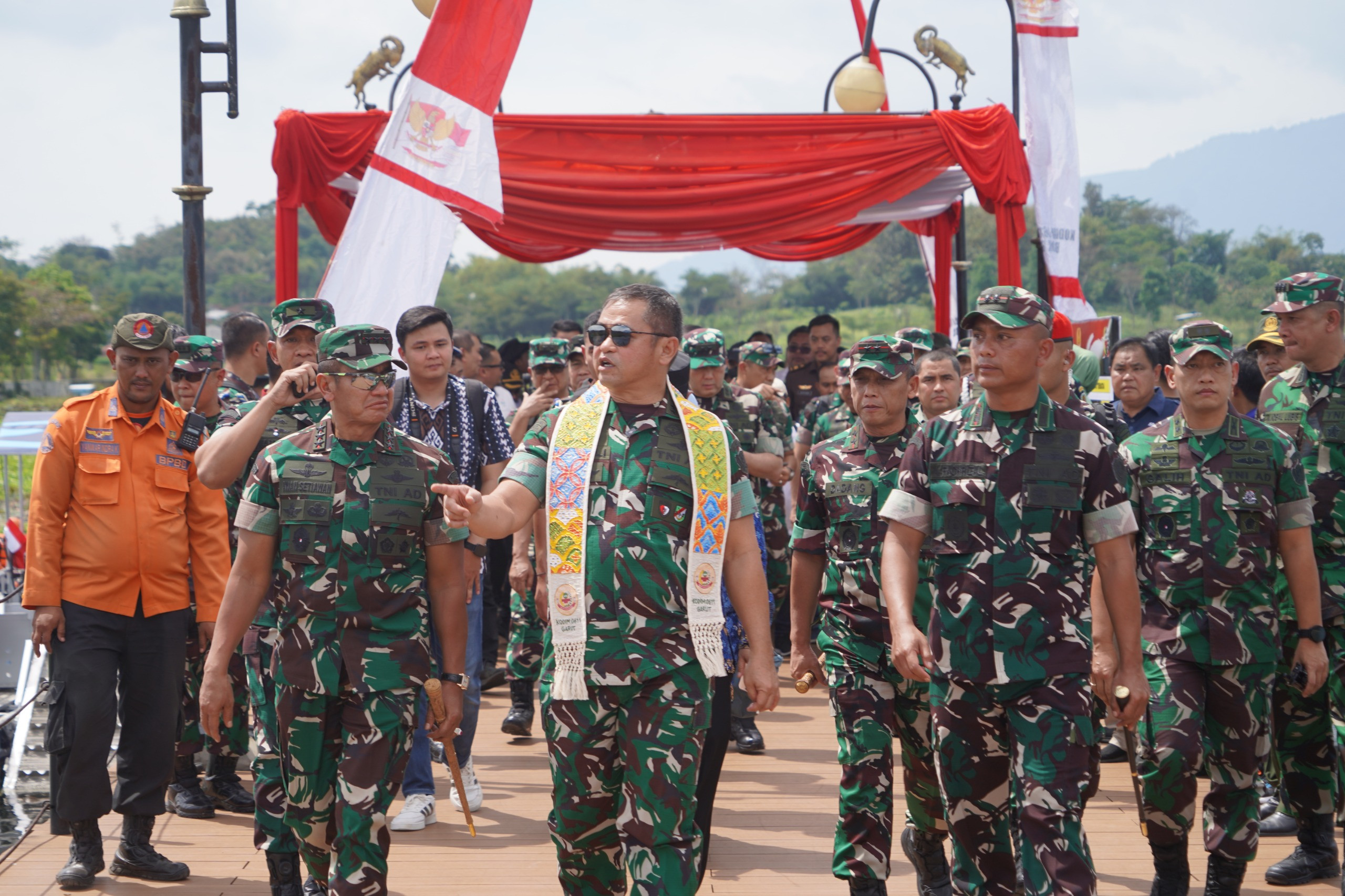 Dukung Pelestarian Lingkungan, Kasad Tinjau Pembersihan Danau Situ Bagendit